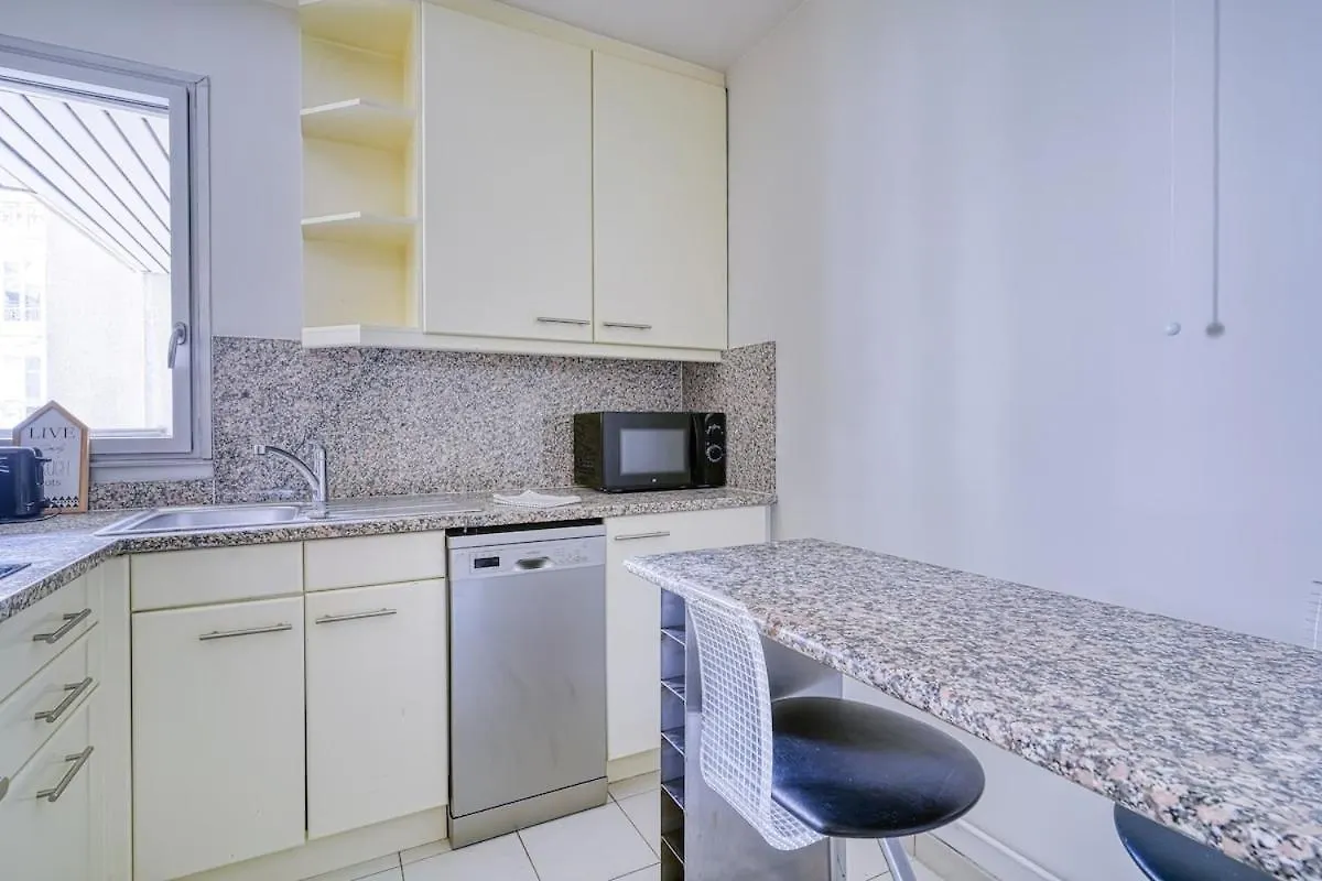 Spacious & Cozy Apartment - Trocadero Passy Paris France